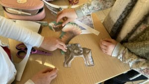 Plusieurs enfants découpent des photos d'animaux dans un magazine