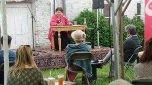Une dame âgée conte ses histoires au public