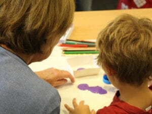 Une adulte et un enfant dessinent