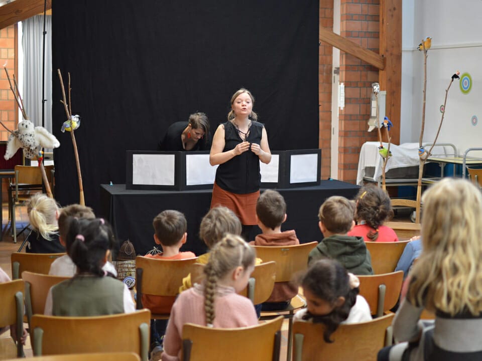 Une classe d'enfants regarde un spectacle sur les oiseaux