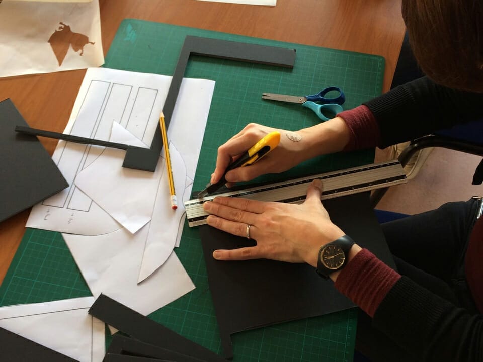 Personne occupée à découper du papier