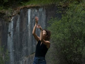 Une dame raconte avec des gestes dans la nature