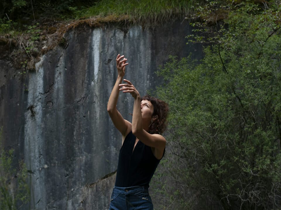 Une dame raconte avec des gestes dans la nature