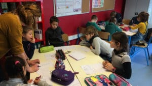 Les enfants préparent une histoire