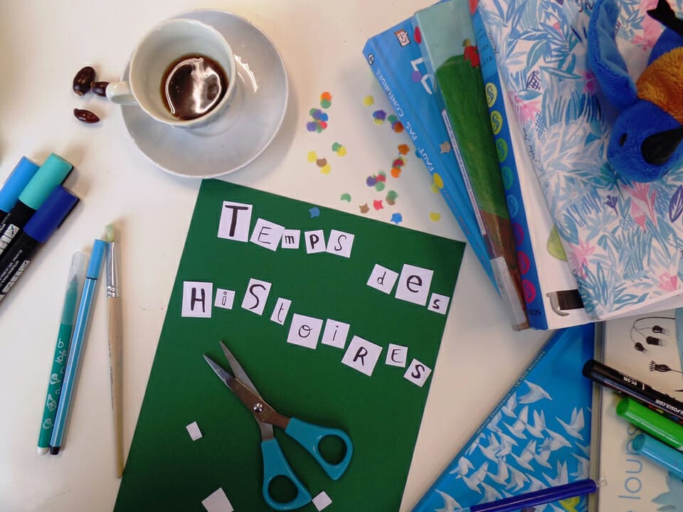 Plusieurs marqueurs, crayons de couleurs, papiers dans les tons bleus et verts