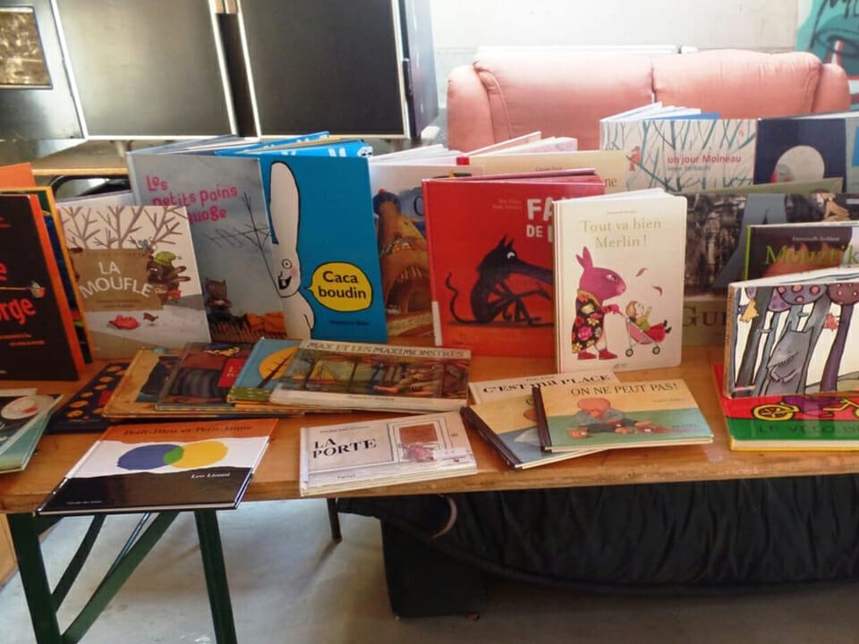 Divers livres pour enfants sont posés sur une table