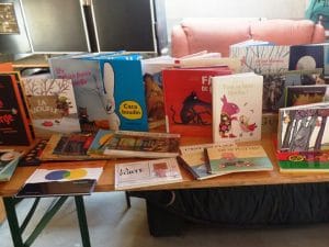 Divers livres pour enfants sont posés sur une table