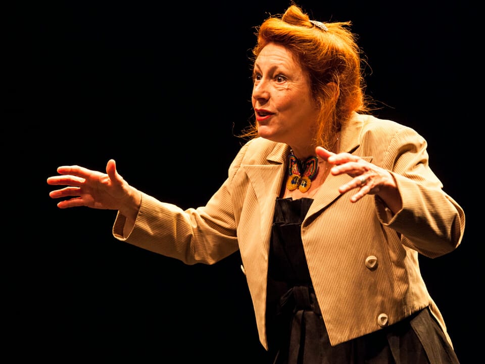 La conteuse Jeanne Ferron raconte sur scène