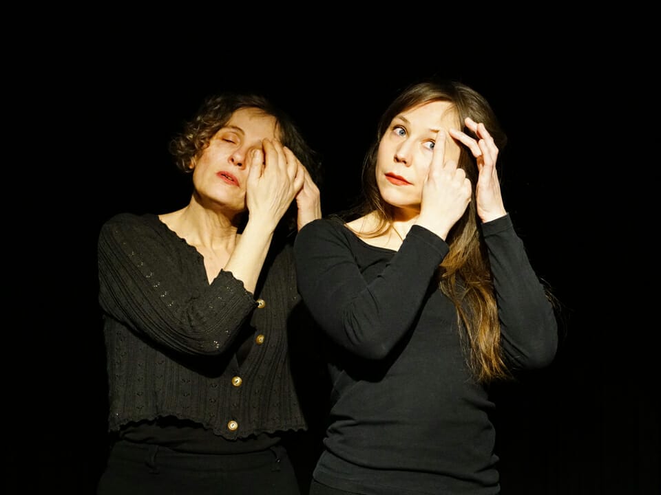 Les conteuses Marie-Noëlle Baquet et Chantal Dejardin racontent sur scène leur spectacle.