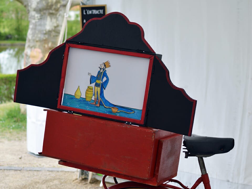 Petit théâtre de bois avec un dessin d'un roi dans un costume bleu