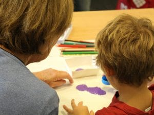 Une adulte et un enfant dessinent